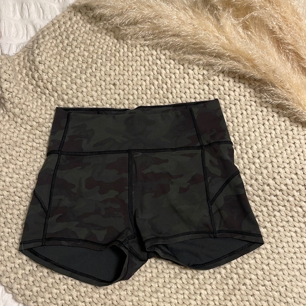 Lululemon mid-rise align short 2”